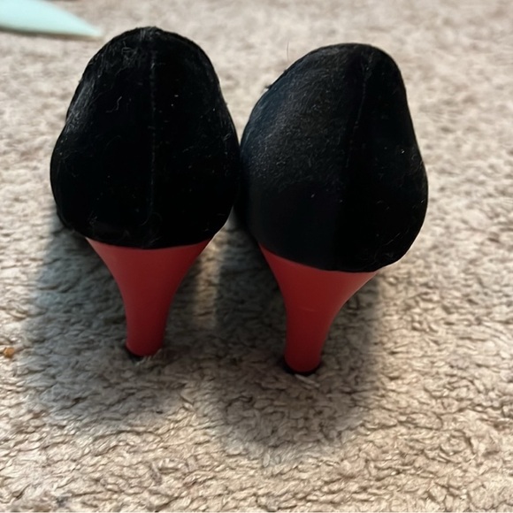 T.U.K. Velvet Kitten Heels with Red Heart - Picture 4 of 6